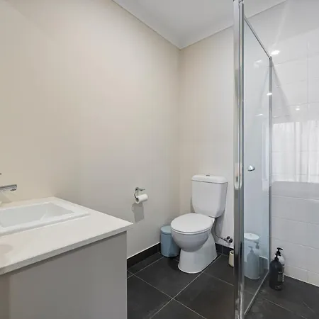 Modern Oasis: Stylish 3BR Retreat Near Mall Ballarat Exterior photo