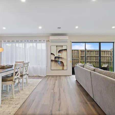 Modern Oasis: Stylish 3BR Retreat Near Mall Ballarat Exterior photo