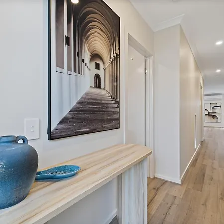 Modern Oasis: Stylish 3BR Retreat Near Mall Ballarat Exterior photo