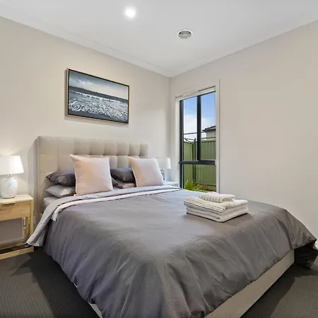 Modern Oasis: Stylish 3BR Retreat Near Mall Ballarat Exterior photo