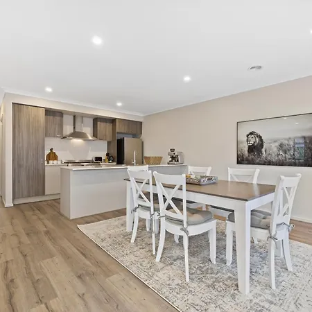 Modern Oasis: Stylish 3BR Retreat Near Mall Ballarat Exterior photo
