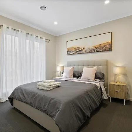 Modern Oasis: Stylish 3BR Retreat Near Mall Ballarat Exterior photo