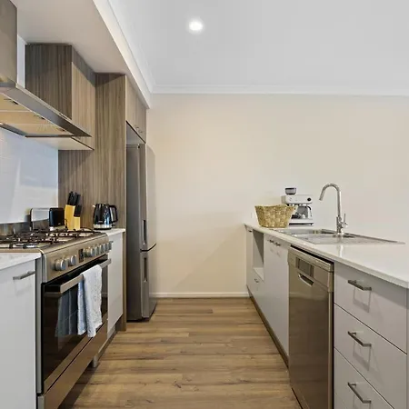 Modern Oasis: Stylish 3BR Retreat Near Mall Ballarat Exterior photo
