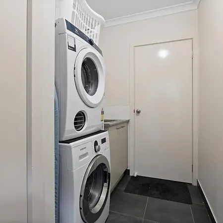 Modern Oasis: Stylish 3BR Retreat Near Mall Ballarat Exterior photo