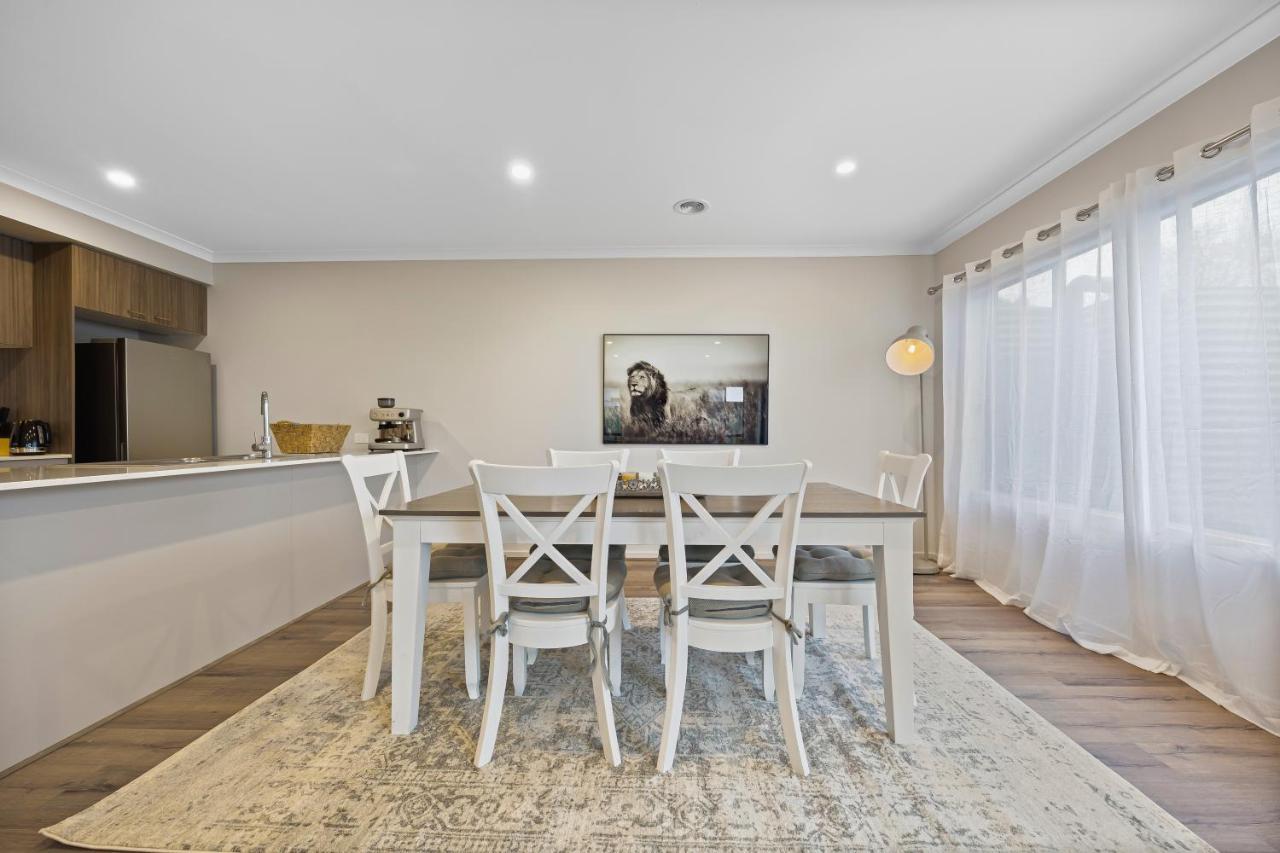 Modern Oasis: Stylish 3br Retreat Near Mall Ballarat