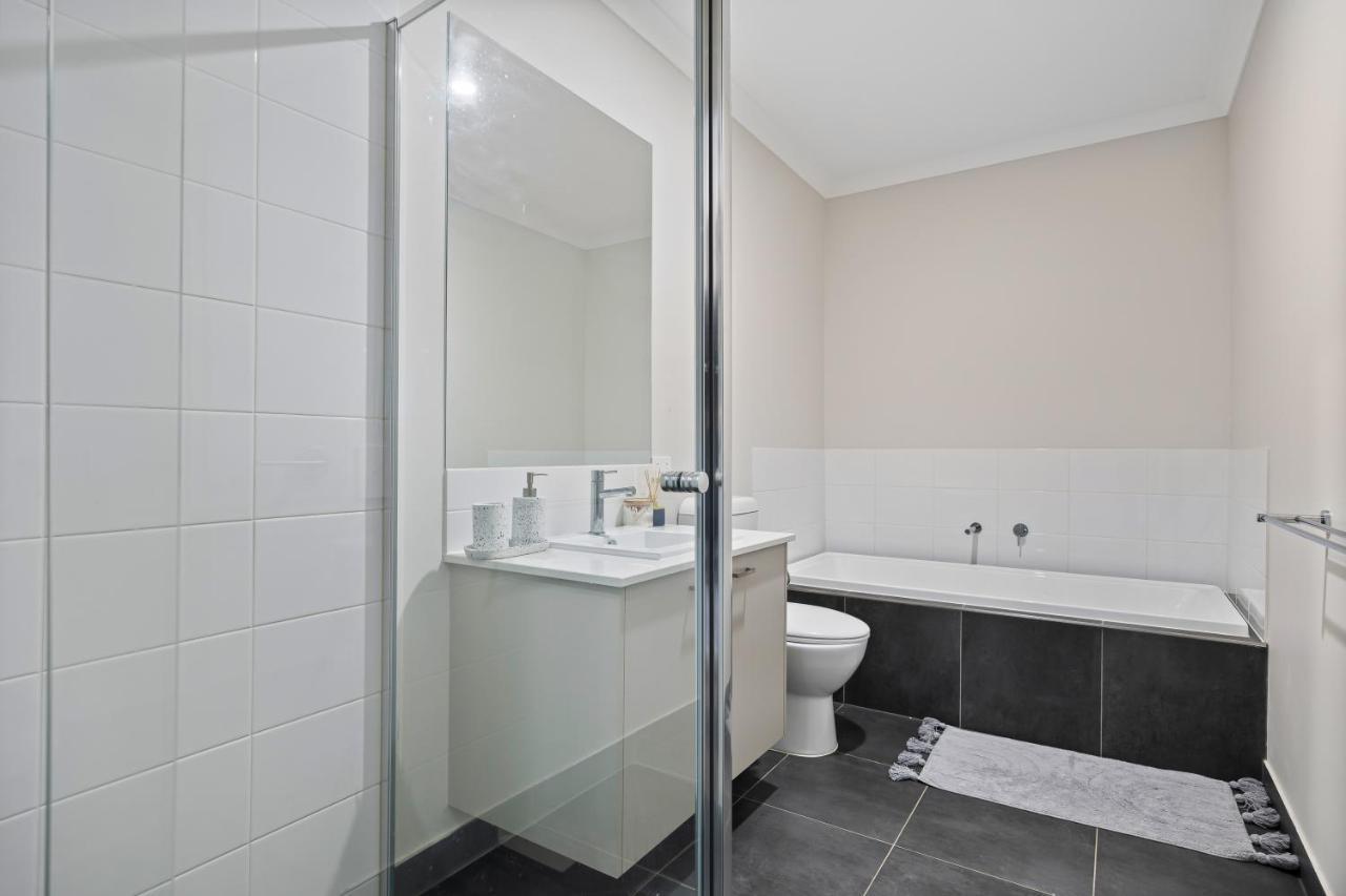 Modern Oasis: Stylish 3br Retreat Near Mall Holiday home *