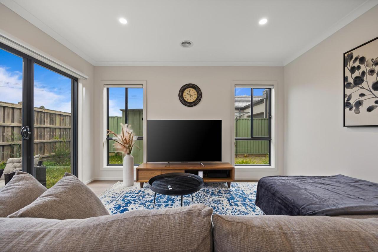 Modern Oasis: Stylish 3br Retreat Near Mall Holiday home *